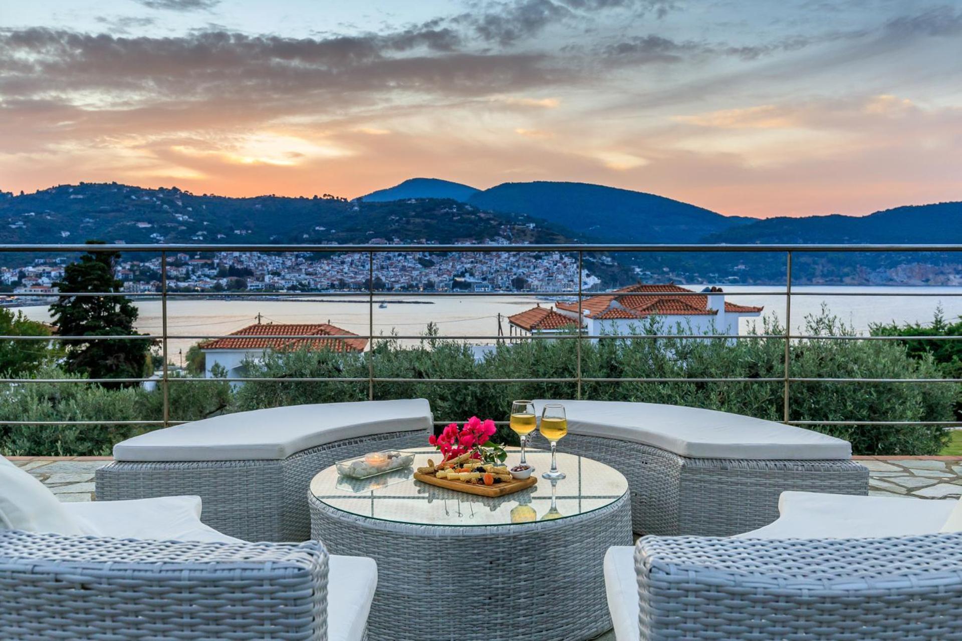 Ourania Studios & Apartments Skopelos Town Bagian luar foto