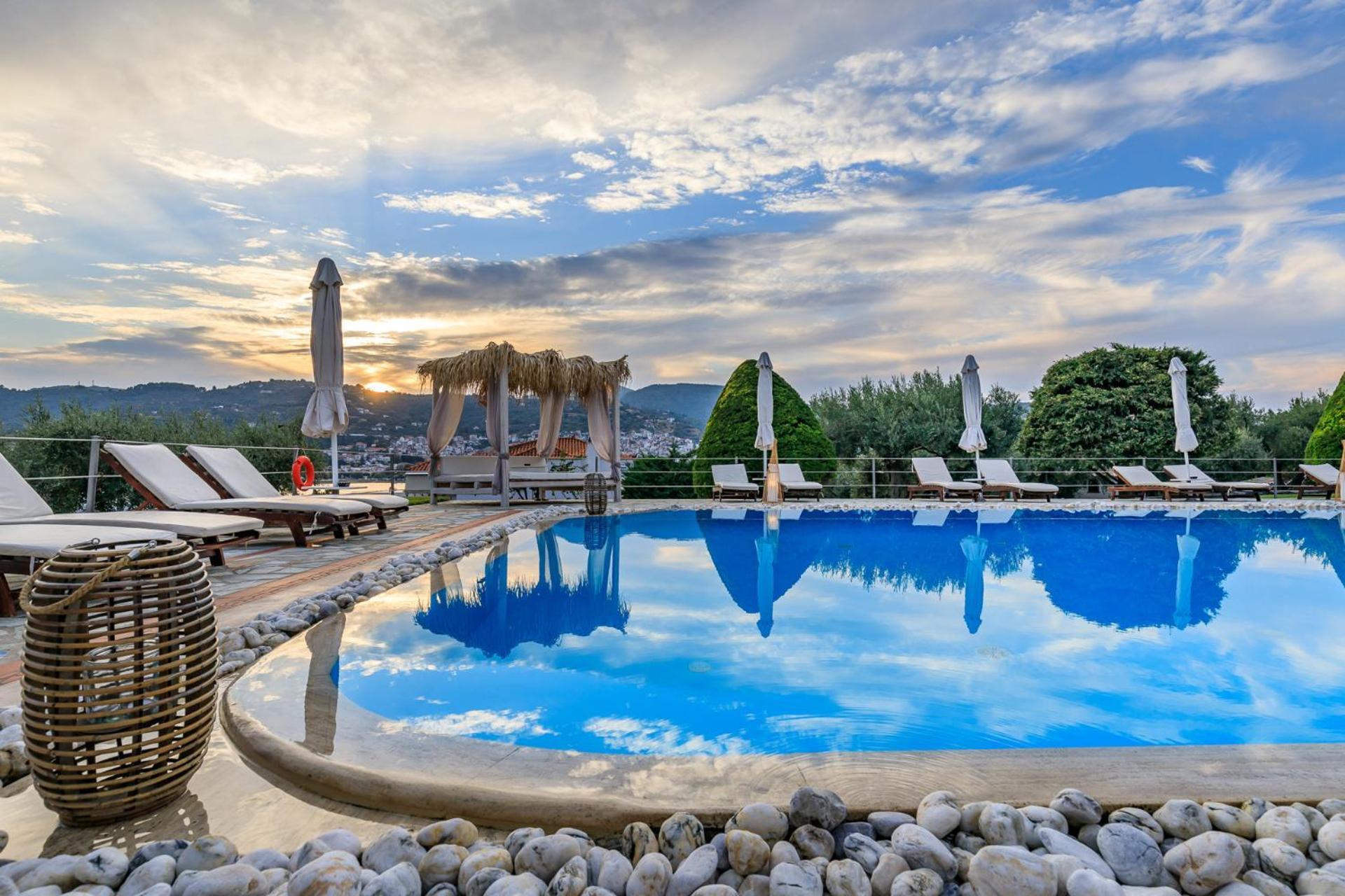 Ourania Studios & Apartments Skopelos Town Bagian luar foto